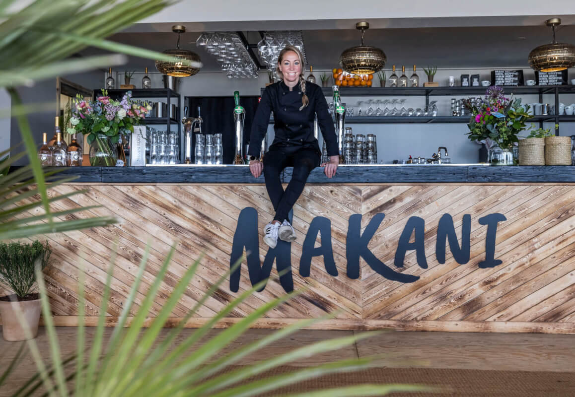 Miranda op de bar Thierry Schut 070422th makani beach AD 02